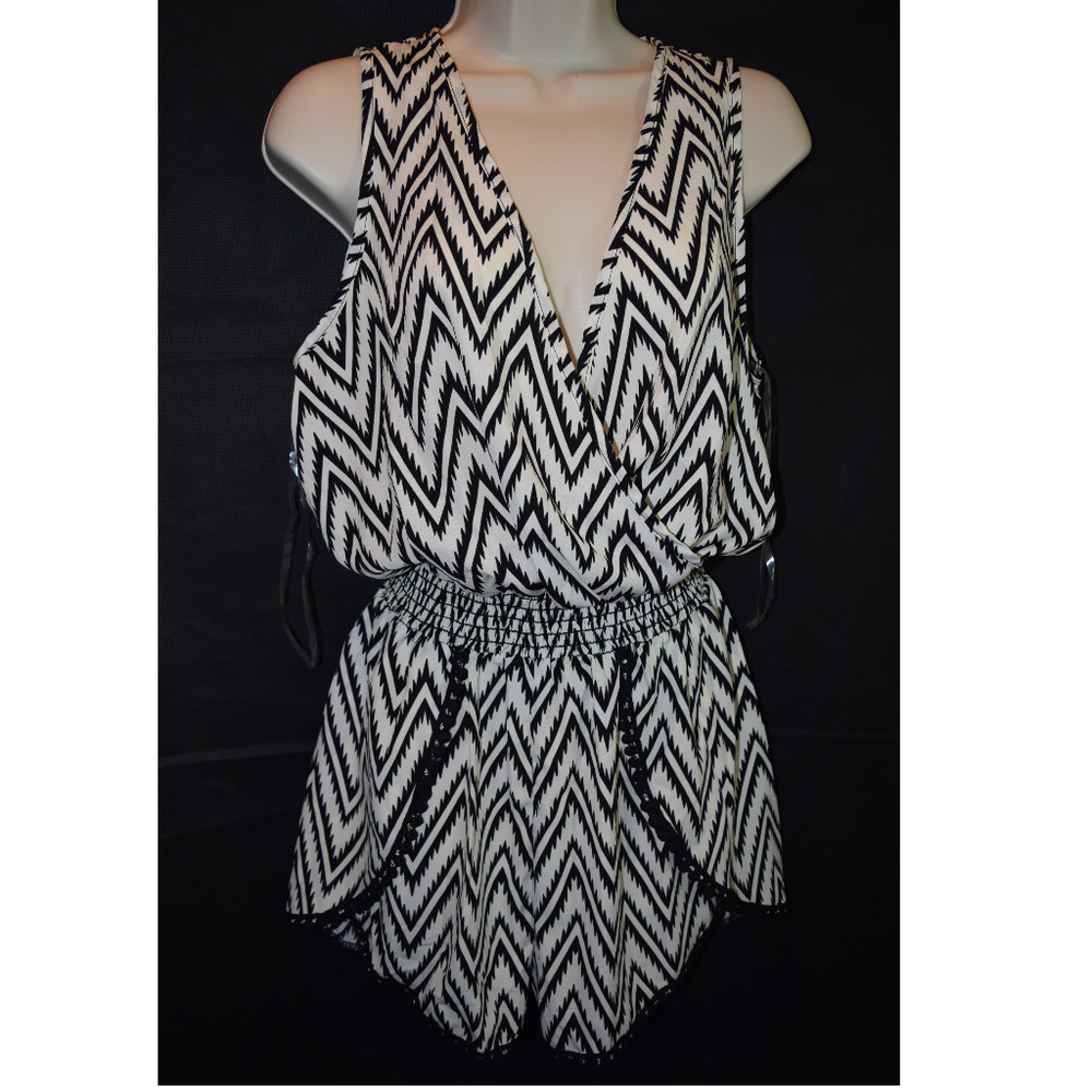 Sleeveless black and white Jumpsuit